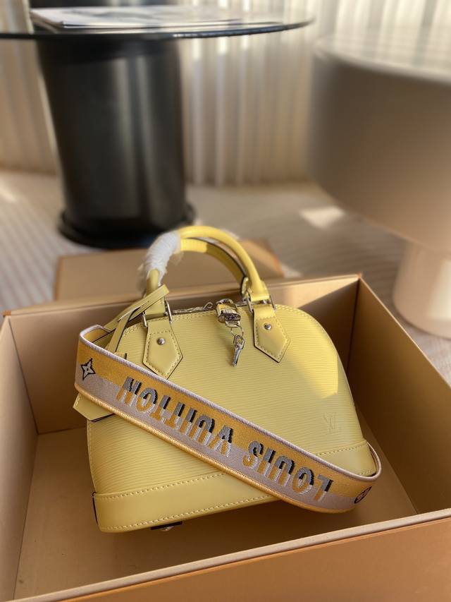 头层皮 顶级原单alma Bb 手袋 M59217 小鸡黄 本款 Alma Bb 手袋 M22213 以缤纷 Epi 皮革呈现最具标志性的设计之一，再为提花肩带