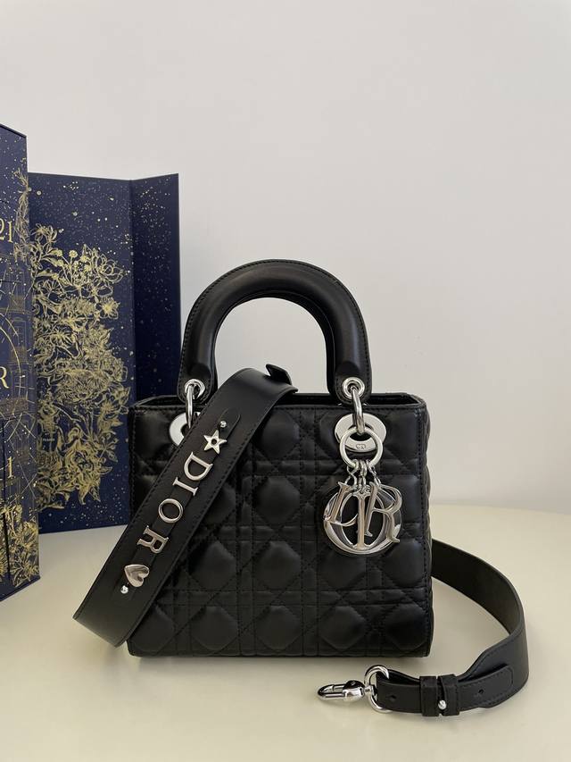 黑银现货 Lady戴妃四格系列,精致的字母扣,高级的复古风格,经典的菱格,柔软的进口羊皮,搭配宽肩带,更是加分,字母配送6个,宝宝们可以随心挑选自己喜欢的扣子 黑银现货 Lady戴妃四格系列,精致的字母扣,高级的复古风格,经典的菱格,柔软的进口羊皮,搭配宽肩带,更是加分,字母配送6个,宝宝们可以随心挑选自己喜欢的扣子