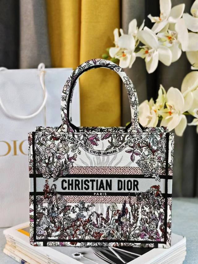 这款 Book Tote 手袋由 Dior 女装创意总监玛丽亚 嘉茜娅 蔻丽 Maria Grazia Chiuri 设计,是体现 Dior 美学的主打产品。采 这款 Book Tote 手袋由 Dior 女装创意总监玛丽亚 嘉茜娅 蔻丽 Maria Grazia Chiuri 设计,是体现 Dior 美学的主打产品。采