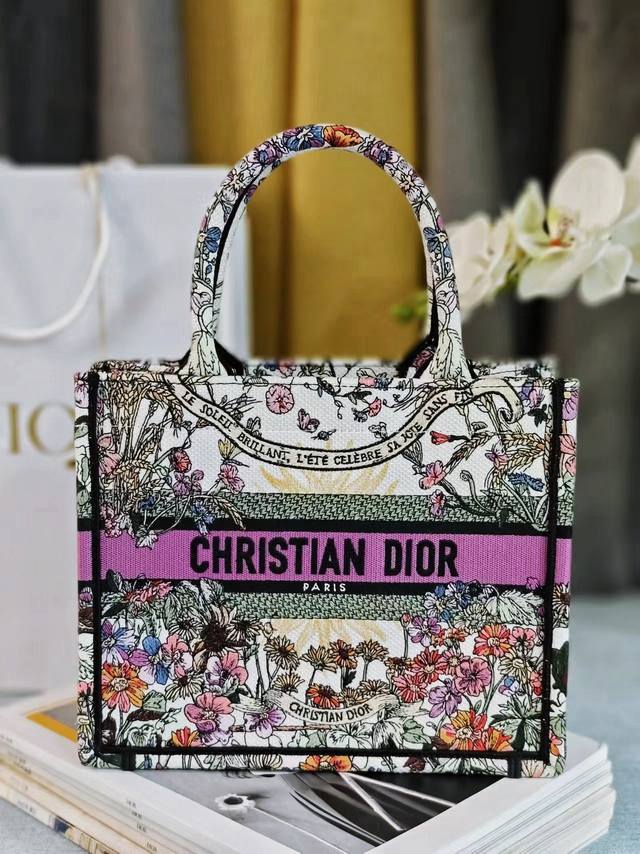 这款 Book Tote 手袋由 Dior 女装创意总监玛丽亚 嘉茜娅 蔻丽 Maria Grazia Chiuri 设计,是体现 Dior 美学的主打产品。采 这款 Book Tote 手袋由 Dior 女装创意总监玛丽亚 嘉茜娅 蔻丽 Maria Grazia Chiuri 设计,是体现 Dior 美学的主打产品。采