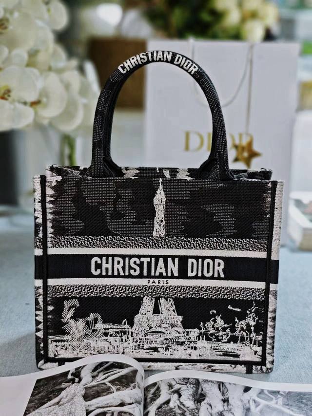 这款 Dior Book Tote 手袋由 Dior 女装创意总监玛丽亚 嘉茜娅 蔻丽 Maria Grazia Chiuri 设计,是体现 Dior 美学的主 这款 Dior Book Tote 手袋由 Dior 女装创意总监玛丽亚 嘉茜娅 蔻丽 Maria Grazia Chiuri 设计,是体现 Dior 美学的主