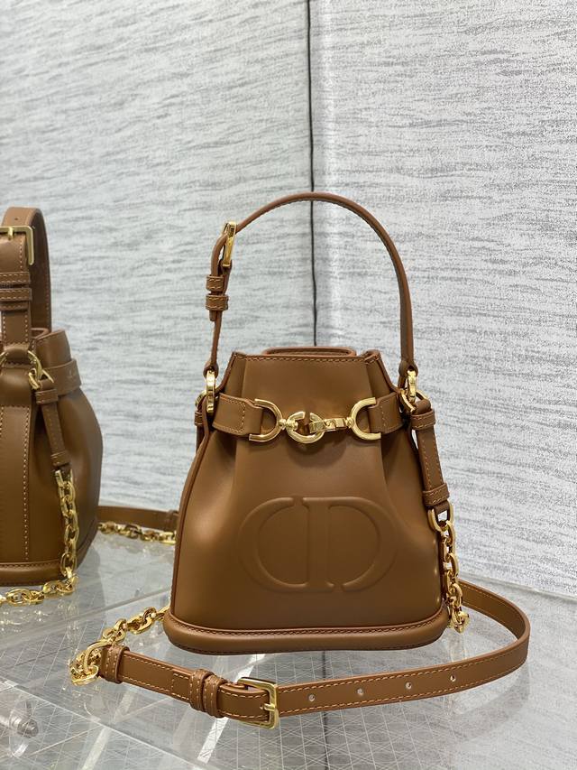 小号现货 砖柜最新c'Est 系列，优雅而经典，独特的水桶包造型，字母lock 开合，饰以旋钮式字母 D，可收纳各种日常用品，搭配顶部手柄和可调节皮带，可拆卸的