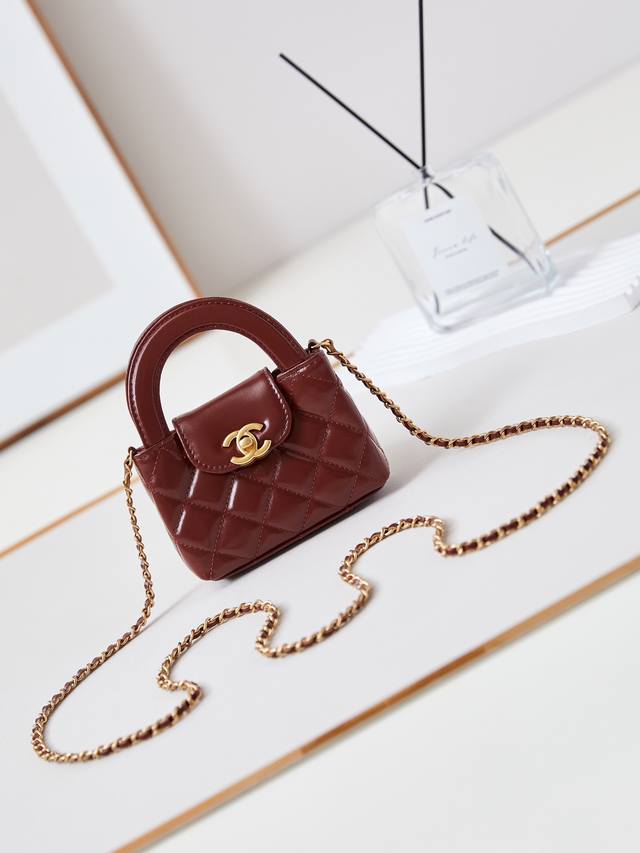 23K Kelly手柄包 迷你款 时尚是一个轮回，大热门中古kelly被chanel重新设计焕发生机，中古kelly以经典的手柄手提出名，在基础加上皮穿链肩带颠