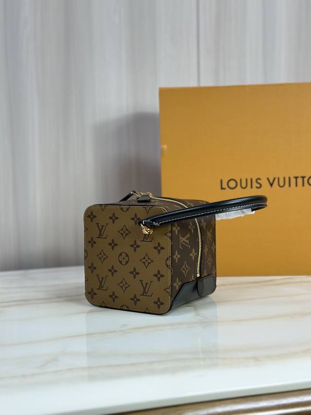 43589骰子包 设计灵感源自女人味十足的梳妆盒 由monogram与monogram Reverse帆布裁制而成的新款square手袋 配有小牛皮饰边与闪亮金 43589骰子包 设计灵感源自女人味十足的梳妆盒 由monogram与monogram Reverse帆布裁制而成的新款square手袋 配有小牛皮饰边与闪亮金