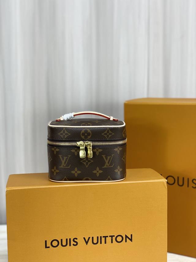 M44936 Nice Nano 化妆包以 Monogram 帆布塑造精巧构型 可摆放在浴室收纳指甲油或唇膏等美妆用品 或置于手袋归集小件物品 放平手柄即可收入 M44936 Nice Nano 化妆包以 Monogram 帆布塑造精巧构型 可摆放在浴室收纳指甲油或唇膏等美妆用品 或置于手袋归集小件物品 放平手柄即可收入