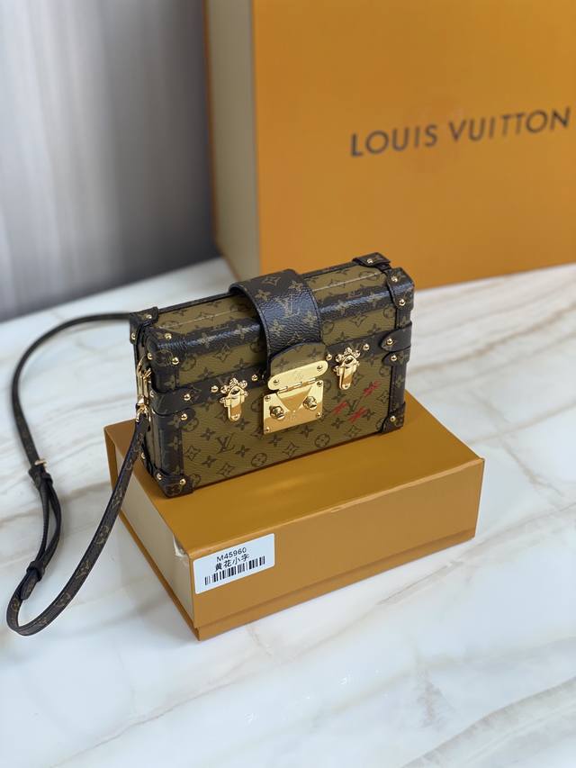 独家实拍 M45960黄花這款petite Malle手袋的每個細節均取材自路悠久歷史的行李箱 包括造型 經典的monogram Reverse 帆布 金色鎖扣