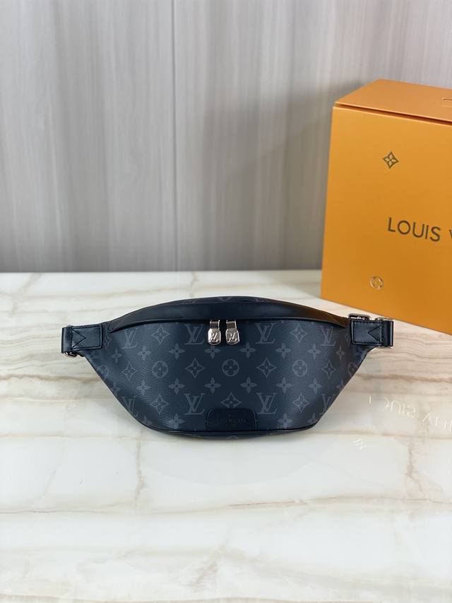 M46035 此款 Discovery 腰包由 Monogram Eclipse 帆布制成，兼具休闲时尚气质与现代功能性。造型符合人体工学原理，并配有可调节的包