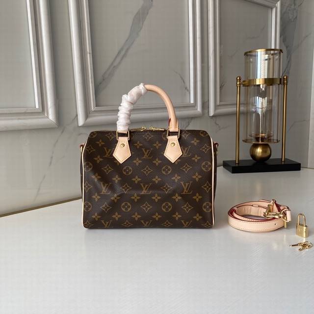 复刻版m41113 枕头包 这款speedy 25 最初在 1930 年是为旅行者而设计，配有斜背用包带，内袋有拉链，进口台湾面料 进口牛皮尺寸：长25 X 高