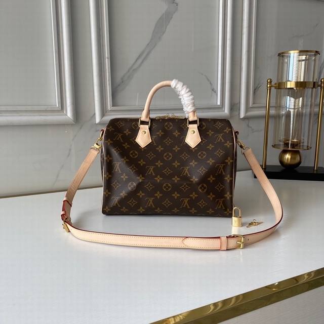 复刻版 30Cm M41112 这款 Speedy 手袋的每个特色都堪称经典： 独一无二的造型、皮质手柄、Monogram帆布。 无怪乎它能成为世界最受青睐的包