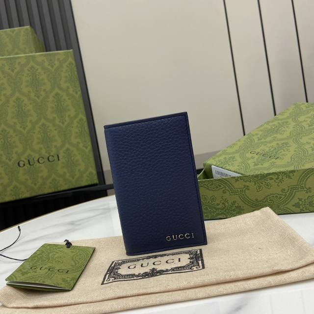 配全套原厂绿盒包装 饰gucci标识长款卡片夹。男士系列日常配饰选用经典蓝色皮革焕新打造。2024早春系列以gucci字母标识焕新演绎经典配件，巧妙展现品牌标识
