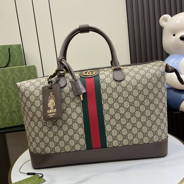 配全套原厂绿色礼品袋 新品 Gucci Savoy系列旅行包。这款gucci Savoy系列旅行包采用标志性的米色和乌木色gg Supreme帆布材质，彰显别样