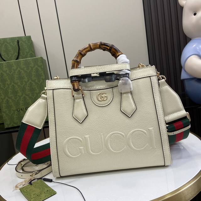 配全套原厂绿盒包装 新品 Gucci Diana系列小号托特包，黑色调为gucci Diana系列造型挺括的包袋单品注入柔和气息，同时与竹节手柄和织带包带形成对