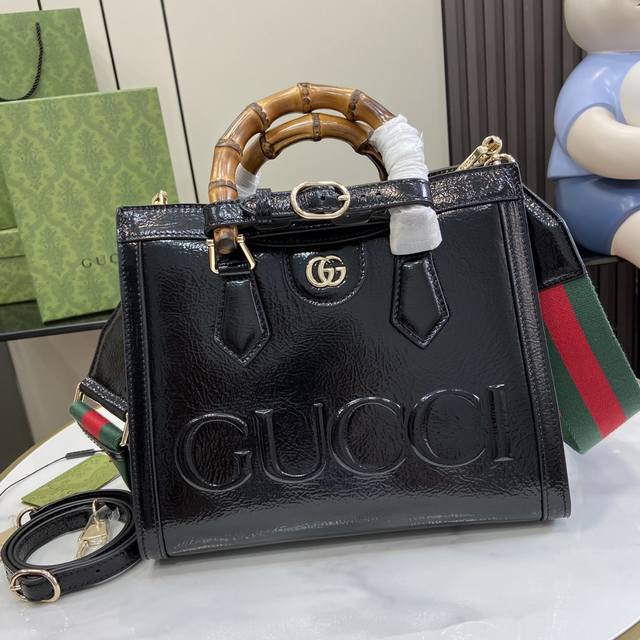 配全套原厂绿盒包装 新品 Gucci Diana系列小号托特包，黑色调为gucci Diana系列造型挺括的包袋单品注入柔和气息，同时与竹节手柄和织带包带形成对