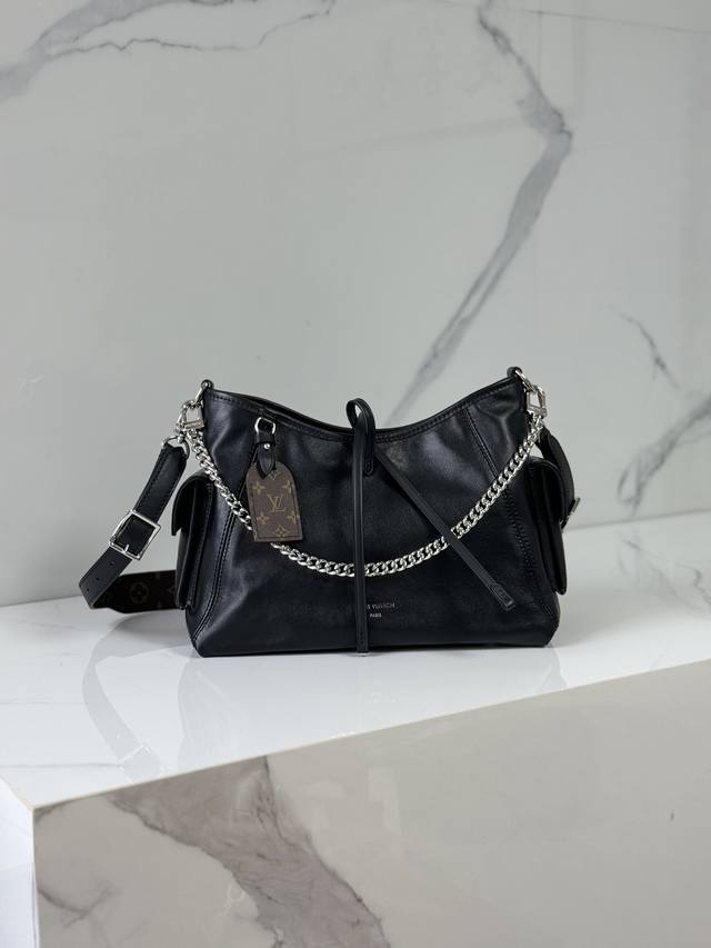 M24861本款 Carryall Cargo 小号手袋以柔软牛皮革呈现时尚微皱效果,并为深邃背景搭配抛光金属件与慵懒构型,成就昼夜场合佳选。可拆卸肩带与链带实 M24861本款 Carryall Cargo 小号手袋以柔软牛皮革呈现时尚微皱效果,并为深邃背景搭配抛光金属件与慵懒构型,成就昼夜场合佳选。可拆卸肩带与链带实