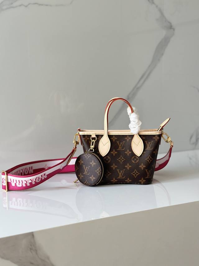 M46786玫红 本款 Neverfull 小号手袋结合了经典设计与标志性细节。由 Damier Ebene 帆布制成，采用多彩织物内衬，并搭配牛皮革饰边，宽敞