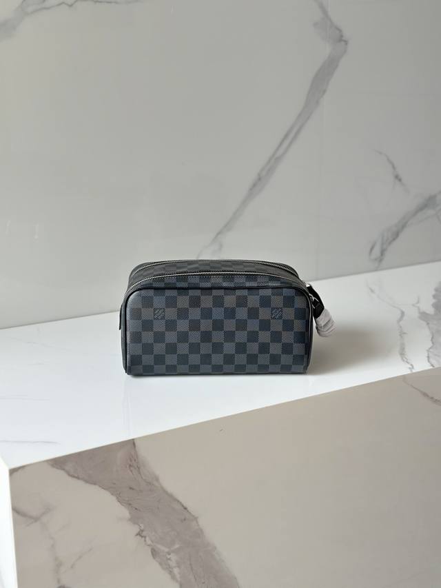 44494黑格! 化妆包 大号的盥洗包外观大方,以手感柔软的帆布制成,配有双拉链大开口,便于取放物品。可收纳您所有的盥洗必需品。-Damier帆布质地,棉布内衬 44494黑格! 化妆包 大号的盥洗包外观大方,以手感柔软的帆布制成,配有双拉链大开口,便于取放物品。可收纳您所有的盥洗必需品。-Damier帆布质地,棉布内衬