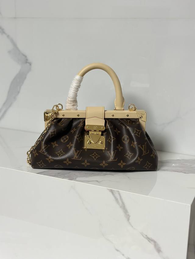 M46544， 2023 春夏时装秀的，Monogram Clutch 手袋以 Monogram 帆布包身搭配牛皮革饰边与经典 S-Lock 锁扣、铆钉搭扣、金