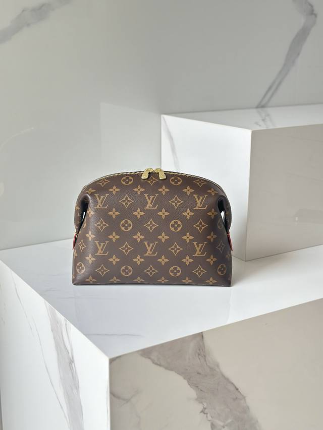 M46458老花 化妆包系列 本款化妆包选用经典 Monogram 涂层帆布和金属件，搭配可水洗内衬。开启拉链，内贴袋和拉链内袋确保洗漱用品井然有序。 尺寸：2