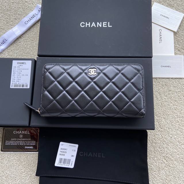 小香进口意大利小羊皮 货号:A50097 尺寸:W19.5×H10.5×D2Cm 颜色：黑色小羊皮银色钢唛