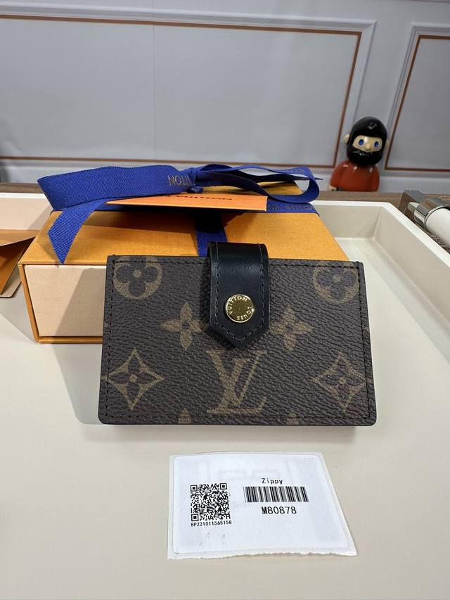 M80878 特级正品 本款卡夹采用经典 Monogram 帆布和牛皮饰边，以配有路易威登铭纹按扣的皮革标签开启精巧构型，其风琴式设计便于取放银行卡、交通卡或会
