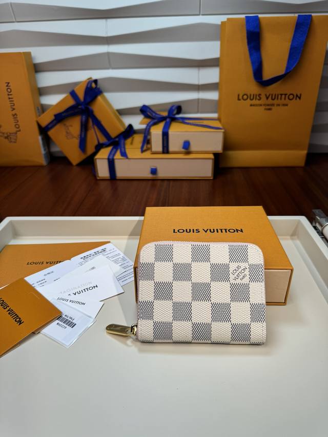 N60229 Mb特级芯片版 拉链零钱包采用标志性的帆布，内衬则渲染温和的玫瑰芭蕾粉。纤巧构型搭配全拉链设计，收纳银行卡、纸钞和硬币亦可井井有条。11.0X8.