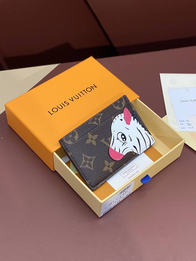 M11448 斑马！出自路易威艺术总监 Nicolas Ghesquière 和艺术家孙一钿的合作系列，后者以描绘批量生产的玩具著称。Monogram 帆布点缀