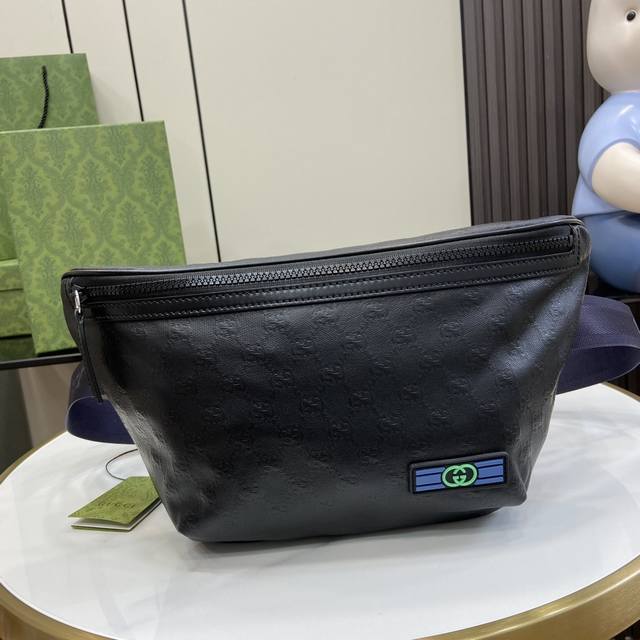 配全套原厂绿盒包装 新品 Gg水晶腰包。这款哑光gg水晶帆布面料兼具运动感与柔韧性，轻松打造理想日常单品。在古驰2024春夏男士系列中，推出缀饰gg图案的单色哑