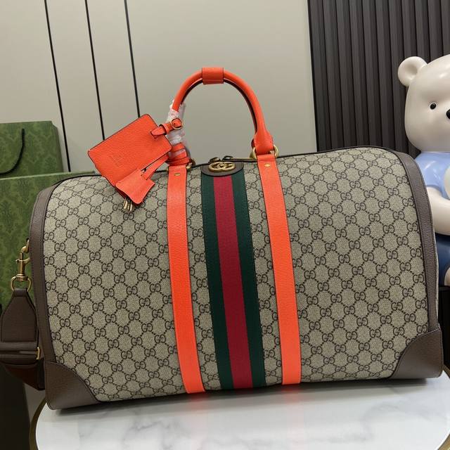 配全套原厂绿色礼品袋 Gucci Savoy系列大号旅行包。Gucci Savoy系列推出全新设计旅行包,选用米色和橙色gg Supreme帆布材质,饰以品牌的 配全套原厂绿色礼品袋 Gucci Savoy系列大号旅行包。Gucci Savoy系列推出全新设计旅行包,选用米色和橙色gg Supreme帆布材质,饰以品牌的