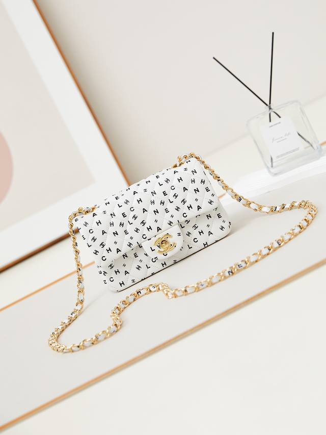 24S黑白字母印花cf越看越精致哇！ 独特的印花设计和优雅的造型也太能吸引目光啦~ 黑色包面满印着特有的字母图案 营造出时尚又华丽的效果米米再搭配上金色的点缀更