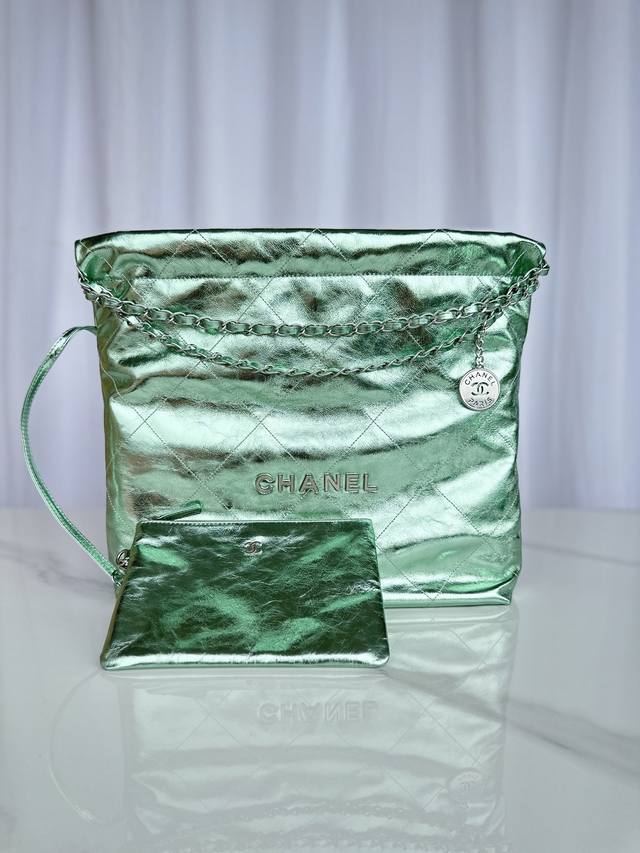 品牌:Chanel型号:As3261牛皮亮面 五金简介:原单质量，经典之作，华丽与气质的前沿，是你意想不到的尊贵。皮种:原单进口牛皮，里配原版布。五金:原版五金