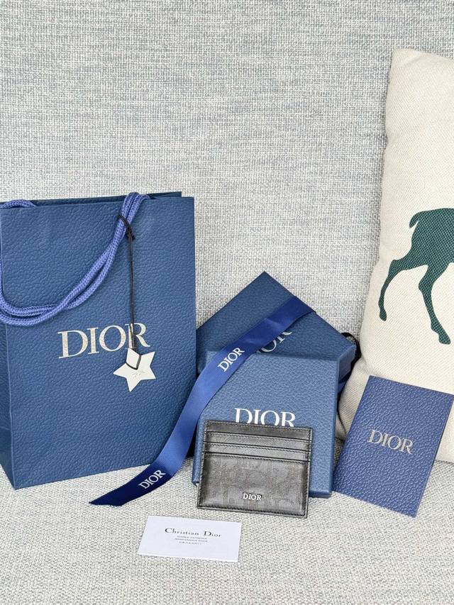 卡夹 黑色皮革 Oblique Galaxy 印花效果 编号:2Esch135Vpd_H03E 这款卡夹是一款实用的配饰，高雅迷人的设计彰显dior别致精湛的皮