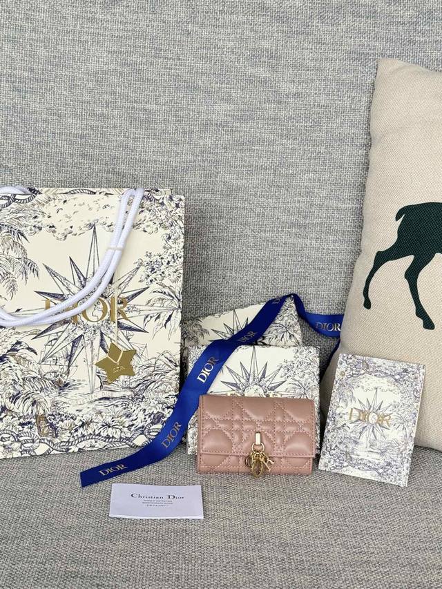 编号:S0966Onmj_M413 尺寸:11X7.5X2.5Cm 这款my Dior Glycine钱包精巧实用，别具一格。采用胭脂粉色羊皮革精心制作，饰以藤