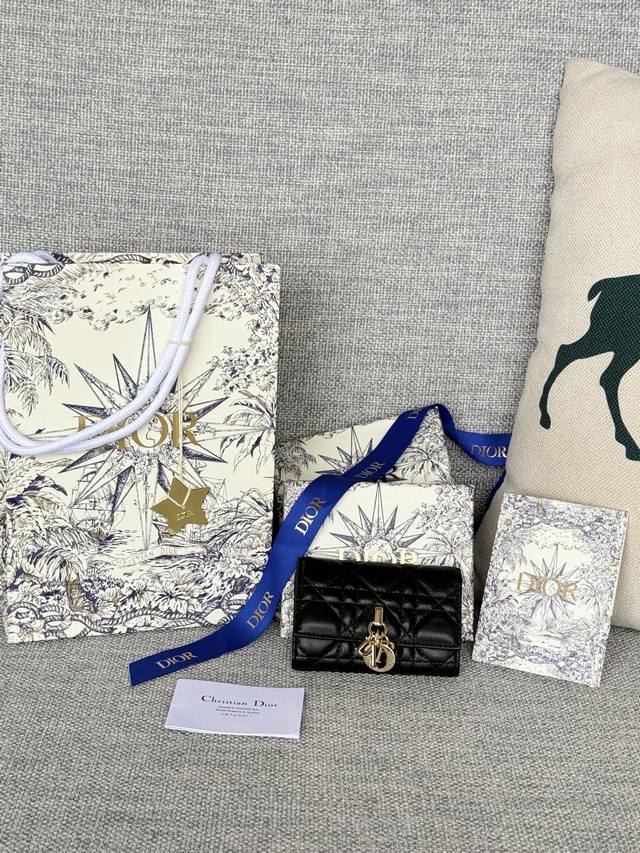 编号:S0966Onmj_M413 尺寸:11X7.5X2.5Cm 这款my Dior Glycine钱包精巧实用，别具一格。采用胭脂粉色羊皮革精心制作，饰以藤