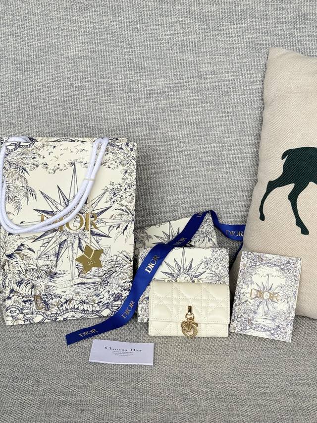 编号:S0966Onmj_M413 尺寸:11X7.5X2.5Cm 这款my Dior Glycine钱包精巧实用，别具一格。采用胭脂粉色羊皮革精心制作，饰以藤