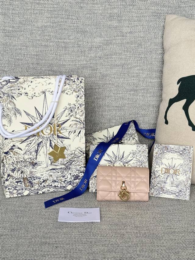 编号:S0966Onmj_M413 尺寸:11X7.5X2.5Cm 这款my Dior Glycine钱包精巧实用,别具一格。采用胭脂粉色羊皮革精心制作,饰以藤 编号:S0966Onmj_M413 尺寸:11X7.5X2.5Cm 这款my Dior Glycine钱包精巧实用,别具一格。采用胭脂粉色羊皮革精心制作,饰以藤