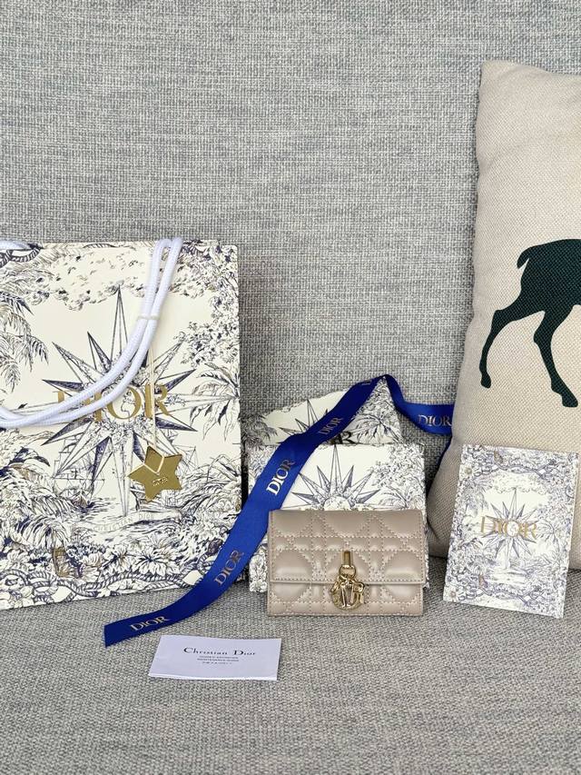 编号:S0966Onmj_M413 尺寸:11X7.5X2.5Cm 这款my Dior Glycine钱包精巧实用,别具一格。采用胭脂粉色羊皮革精心制作,饰以藤 编号:S0966Onmj_M413 尺寸:11X7.5X2.5Cm 这款my Dior Glycine钱包精巧实用,别具一格。采用胭脂粉色羊皮革精心制作,饰以藤