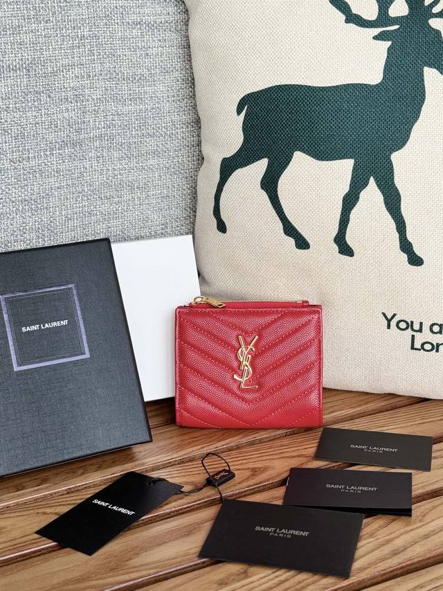 Ysl鱼子酱卡包现货来约，原版在香港3100入手， 超实用的一款，麻雀虽小，但特能装，百元大钞可以，零钱硬币也可以可放拉链袋内！最贴心之处是设有可露脸的证件卡槽