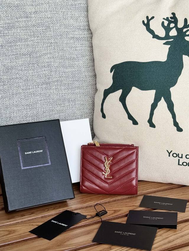 Ysl鱼子酱卡包现货来约,原版在香港3100入手, 超实用的一款,麻雀虽小,但特能装,百元大钞可以,零钱硬币也可以可放拉链袋内!最贴心之处是设有可露脸的证件卡槽 Ysl鱼子酱卡包现货来约,原版在香港3100入手, 超实用的一款,麻雀虽小,但特能装,百元大钞可以,零钱硬币也可以可放拉链袋内!最贴心之处是设有可露脸的证件卡槽