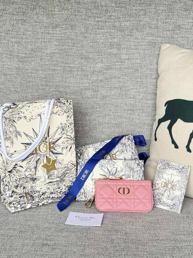 2024春夏女包卡包 2024春夏品牌:Dior迪奥 尺寸：14.5*7.6Cm 型号:S5158Uwhc_M30G 这款 Dior Caro 卡夹优雅实用。采