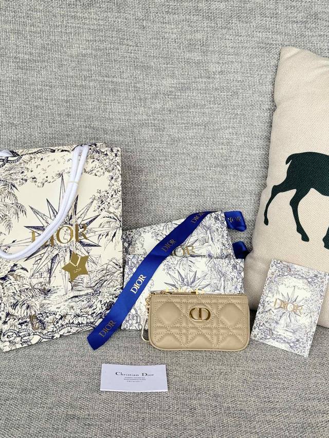 2024春夏女包卡包 2024春夏品牌:Dior迪奥 尺寸:14.5*7.6Cm 型号:S5158Uwhc_M30G 这款 Dior Caro 卡夹优雅实用。采 2024春夏女包卡包 2024春夏品牌:Dior迪奥 尺寸:14.5*7.6Cm 型号:S5158Uwhc_M30G 这款 Dior Caro 卡夹优雅实用。采