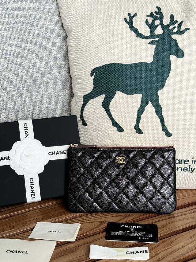 Chanel 手拿包原单品质可放银行卡 头层牛皮 新款球纹菱格零钱包 手拿随身包。 编号：A P1071 尺寸：20X12.2X1Cm