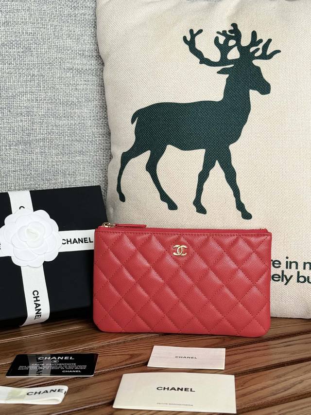 Chanel 手拿包原单品质可放银行卡 头层牛皮 新款球纹菱格零钱包 手拿随身包。 编号：A P1071 尺寸：20X12.2X1Cm