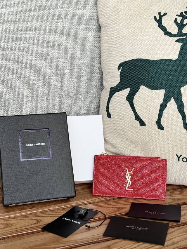 Ysl卡包 Saint Laurent球纹牛皮 卡包！史上最好看的卡包之一；非常的小巧精致;超级耐磨耐刮，日常可以放口袋也可以放包包里面，颜值真的很高经典的“Y