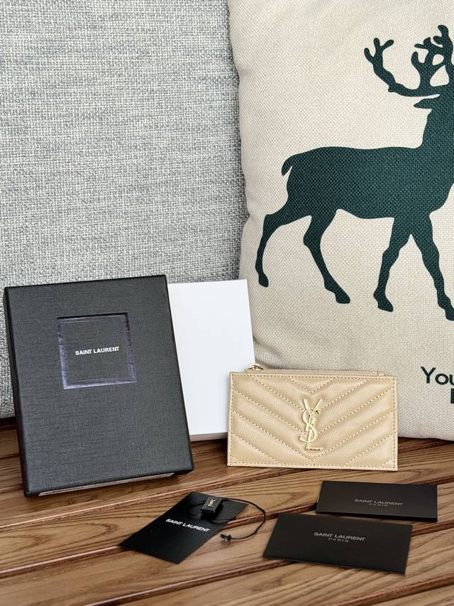 Ysl卡包 Saint Laurent球纹牛皮 卡包!史上最好看的卡包之一;非常的小巧精致;超级耐磨耐刮,日常可以放口袋也可以放包包里面,颜值真的很高经典的“Y Ysl卡包 Saint Laurent球纹牛皮 卡包!史上最好看的卡包之一;非常的小巧精致;超级耐磨耐刮,日常可以放口袋也可以放包包里面,颜值真的很高经典的“Y
