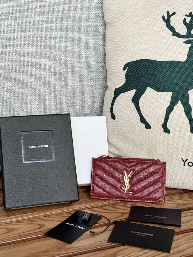 Ysl卡包 Saint Laurent球纹牛皮 卡包！史上最好看的卡包之一；非常的小巧精致;超级耐磨耐刮，日常可以放口袋也可以放包包里面，颜值真的很高经典的“Y