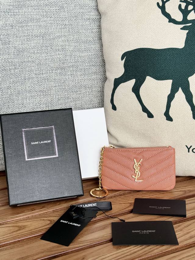 Saint Laurent球纹 牛皮mini 零钱包 太美了 超爱 可放包里 可手拿 都很好看 Ysl 系列首款钥匙包，V字纹链条包、搭配钥匙环、罗缎衬里、精致