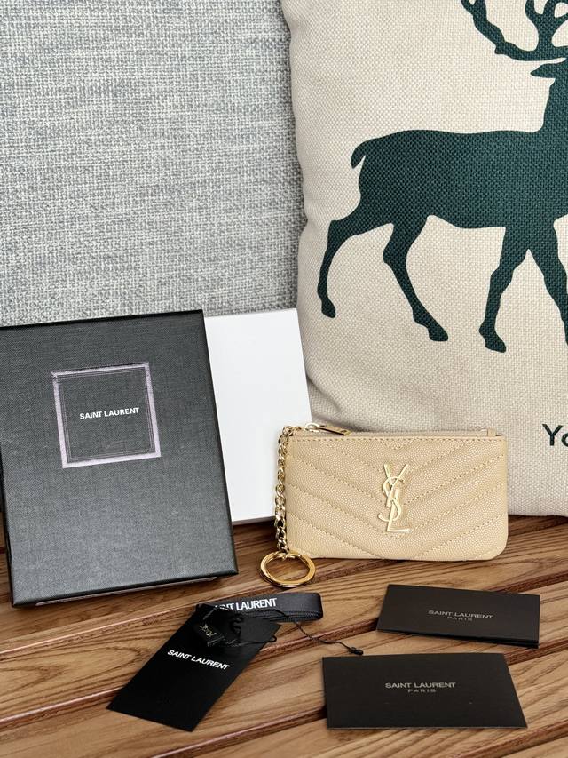 Saint Laurent球纹 牛皮mini 零钱包 太美了 超爱 可放包里 可手拿 都很好看 Ysl 系列首款钥匙包，V字纹链条包、搭配钥匙环、罗缎衬里、精致