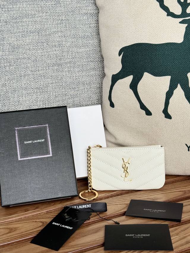 Saint Laurent球纹 牛皮mini 零钱包 太美了 超爱 可放包里 可手拿 都很好看 Ysl 系列首款钥匙包,V字纹链条包、搭配钥匙环、罗缎衬里、精致 Saint Laurent球纹 牛皮mini 零钱包 太美了 超爱 可放包里 可手拿 都很好看 Ysl 系列首款钥匙包,V字纹链条包、搭配钥匙环、罗缎衬里、精致