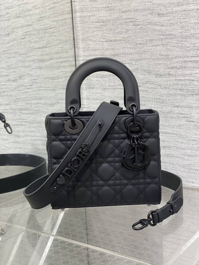 原厂皮配羊筋绒内里最新二维码扫描跳转官网lady戴妃四格系列，春夏最新颜色，小清新风格，搭配最新的字母肩带，更是加分，字母配送6个，宝宝们可以随心挑选自己喜欢的