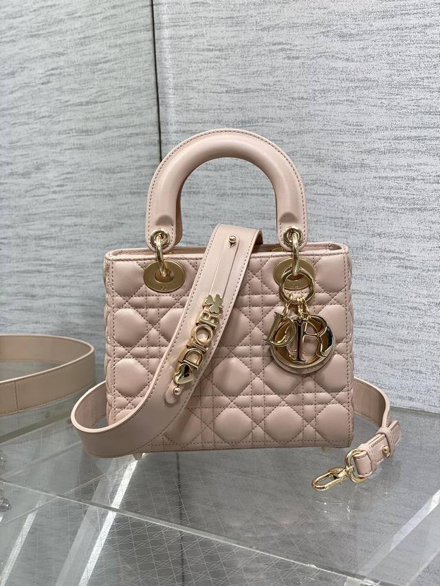 原厂皮配羊筋绒内里最新二维码扫描跳转官网lady戴妃四格系列,春夏最新颜色,小清新风格,搭配最新的字母肩带,更是加分,字母配送6个,宝宝们可以随心挑选自己喜欢的 原厂皮配羊筋绒内里最新二维码扫描跳转官网lady戴妃四格系列,春夏最新颜色,小清新风格,搭配最新的字母肩带,更是加分,字母配送6个,宝宝们可以随心挑选自己喜欢的